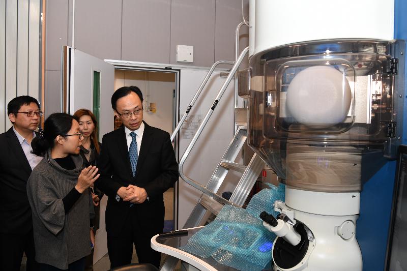 政制及内地事务局局长聂德权（右）今日（十二月二十八日）参观香港科技大学的材料测制实验所，听取科研人员介绍仪器运作。