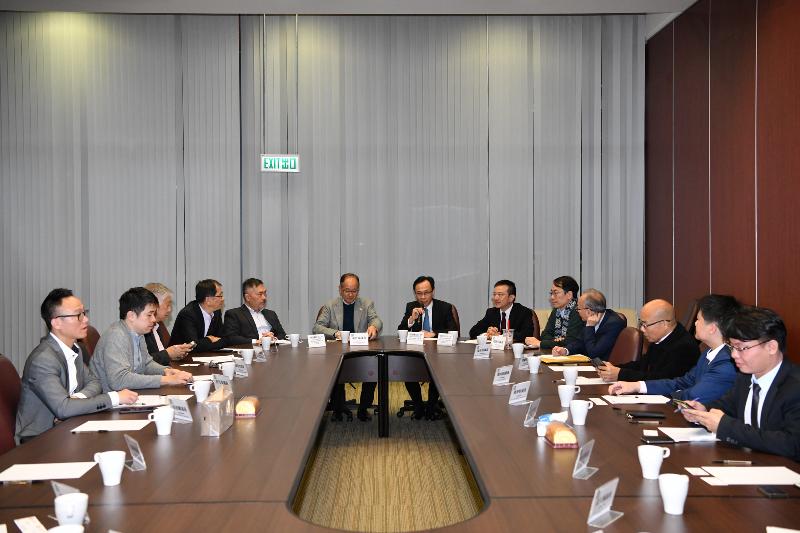 The Secretary for Constitutional and Mainland Affairs, Mr Patrick Nip (seventh right), and the Under Secretary for Constitutional and Mainland Affairs, Mr Andy Chan (sixth right), meet with members of the Sai Kung District Council today (December 28) to exchange views on district and community affairs.