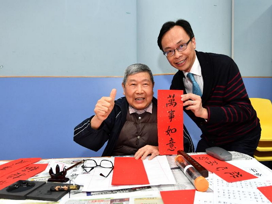 The Secretary for Constitutional and Mainland Affairs, Mr Patrick Nip, visited the Islands District today (January 31). Picture shows Mr Nip (right) taking photo with an elderly and sending New Year greetings to him during a visit to an integrated services centre in Tung Chung.