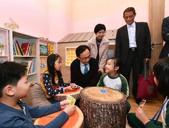 The Secretary for Constitutional and Mainland Affairs, Mr Patrick Nip, visited the Islands District today (January 31). Picture shows Mr Nip (third left) chatting with children joining activities at an integrated services centre in Tung Chung on their school life.