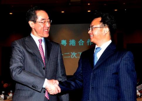 唐英年（左）和廣東省副省長萬慶良在廣州舉行粵港合作聯席會議第十二次工作會議。圖示唐英年與萬慶良握手。