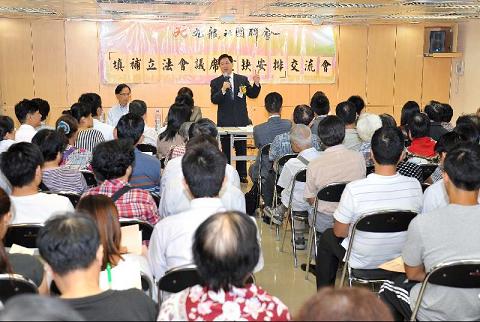 The Secretary for Constitutional and Mainland Affairs, Mr Stephen Lam, attended a forum organised by the Kowloon Federation of Associations on arrangements for filling vacancies in the Legislative Council this evening (August 24). The photo shows Mr Lam at the forum.
