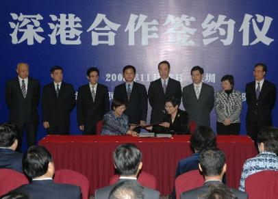 Mr Tang and Mr Xu witness the signing of the co-operation agreement on cleaner production between Hong Kong and Shenzhen.