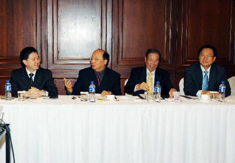 (From left) the Secretary for Constitutional and Mainland Affairs, Mr Stephen Lam, exchanges views with the Mayor of Taichung City, Mr Jason Hu, at the tourism briefing session today (January 8). With them are the Magistrate of Taichung County, Mr Huang Chung-sheng (third from left) and the Magistrate of Changhua County, Mr Cho Po-yuan.