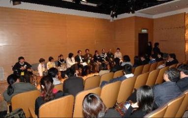 访问团与曾到四川灾区採访的香港传媒代表会面。