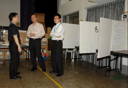 Photo shows the Under Secretary for Constitutional and Mainland Affairs, Mr Raymond Tam (middle), visiting the ELCHK Yuen Long Lutheran College Polling Station in Yuen Long this (September 7) afternoon.