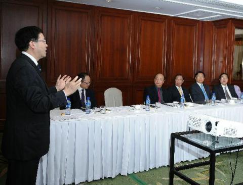 The Secretary for Constitutional and Mainland Affairs, Mr Stephen Lam, addresses the delegation from Taiwan at the tourism briefing session today (January 8).