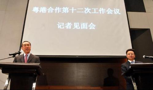 唐英年（左）和萬慶良在粵港合作聯席會議第十二次工作會議結束後與新聞界會面。