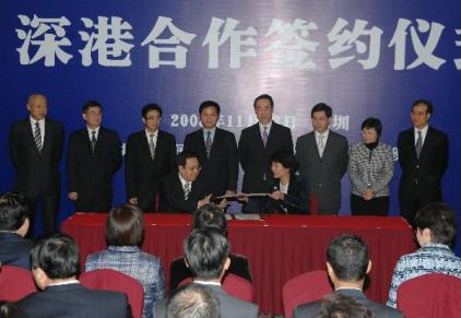 Mr Tang and Mr Xu witness the signing of the co-operation agreement on between Hong Kong and Guangdong on tourism.