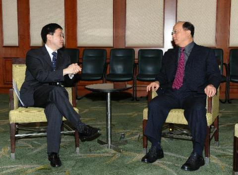 The Secretary for Constitutional and Mainland Affairs, Mr Stephen Lam (left) exchanges views with the Mayor of Taichung City, Mr Jason Hu, on issues regarding co-operation between Hong Kong and Taiwan at a separate meeting after the tourism briefing session this morning (January 8).