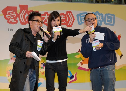 圖示藝人鍾嘉欣出席今日（十一月二十九日）舉行的「愛香港‧愛《基本法》同樂日」，主持《基本法》問答遊戲環節，與現場觀眾同樂。