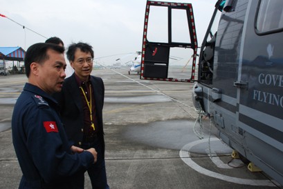 飛行服務隊總行動主任胡偉雄向香港特區政府駐成都經濟貿易辦事處主任陸仿真（右）簡介政府飛行服務隊的搜索救援工作。