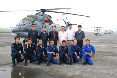 陆仿真（后排左三）与政府飞行服务队在成都广汉机场合照。