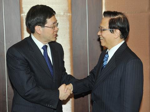 The Secretary for Constitutional and Mainland Affairs, Mr Stephen Lam, today (March 18) hosted a lunch for representatives of the visiting Kuomintang think tank. Mr Lam (left) is shown greeting the think tank's President, Mr Tsai Cheng-wen.