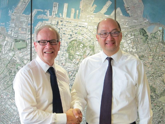 政制及内地事务局局长谭志源（右）今日（九月二十三日）早上在新西兰奥克兰与奥克兰市长Len Brown（左）会面。