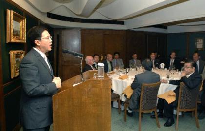 政制及內地事務局局長林瑞麟今日（九月三日）出席香港民主促進會午餐會，介紹《政制發展綠皮書》。林瑞麟概述按照《基本法》達至普選的最終目標所涉及的各項關鍵議題。