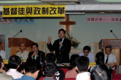 政制及內地事務局局長林瑞麟今日（九月九日）下午出席由香港教會更新運動主辦的「基督徒與政制改革」公開研討會，向與會者介紹《政制發展綠皮書》，並聽取他們對這份公眾諮詢文件的意見。圖示林瑞麟攝於研討會。