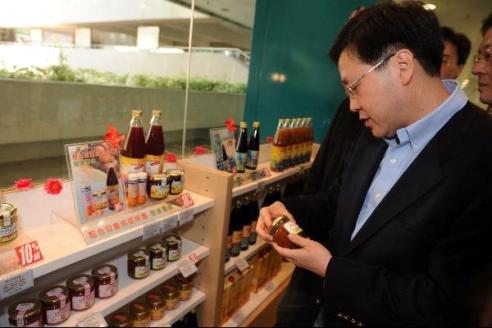 政制及內地事務局局長林瑞麟今日（一月一日）應邀到大埔區，為零售及飲食業打氣。圖示林瑞麟在一健康產品店內選購健康食品。