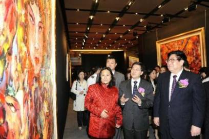 政制及內地事務局局長林瑞麟（中）今早（二月十一日）出席「中國國粹油畫藝術精品展」開幕儀式。圖示他參觀展出的油畫作品。
