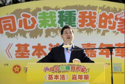 政制及內地事務局局長林瑞麟今日（十二月二十日）為「同心栽種我的家‧《基本法》嘉年華」主持啟動禮。 　　他在致辭時說，《基本法》作為香港特區的憲制性法律，不單協助落實「一國兩制」、「港人治港」及「高度自治」這些中央對香港的基本方針政策，亦為香港的長遠發展提供穩固的基礎。《基本法》保障香港人的權利和自由；在政制發展方面，《基本法》給予香港可以達至普選的最終目標。 　　林瑞麟說在金融方面，《基本法》也給予香港有高度自治的規定。香港有自己的外匯儲備，可以自行制訂金融政策及法例，使香港有能力應付金融海嘯的挑戰。 　　林瑞麟又以二○○八年奧運為例，指出奧運馬術賽事可以在香港舉行，而香港能夠以「中國香港」的名義參與奧運，便是「一國兩制」成功落實活生生的例子。 　　嘉年華今日下午在灣仔修頓遊樂場舉行，由政制及內地事務局與教育局合辦，透過互動遊戲及主題攤位加深市民對《基本法》的認識。圖示林瑞麟致辭時攝。
