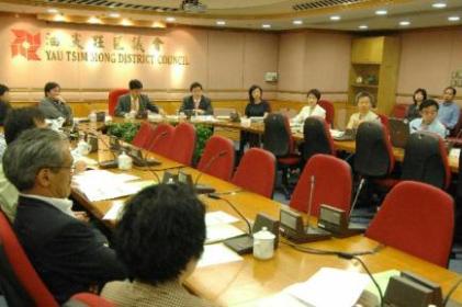 政制及內地事務局局長林瑞麟出席油尖旺區議會會議，聽取區議員就《政制發展綠皮書》所提出的意見。