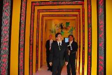 政制及內地事務局局長林瑞麟今日（九月八日）率領特區政府代表團出席在廈門舉行的第十三屆中國國際投資貿易洽談會。圖示林瑞麟參觀香港館。
