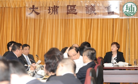 政制及內地事務局副局長黃靜文今日（五月四日）上午出席大埔區議會會議，討論《二零一二年行政長官及立法會產生辦法建議方案》。