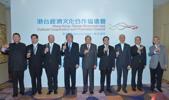 Mr Tsang (fourth left) and the ECCPC Chairperson, Mr Charles Lee (centre), toast to the guests at the dinner. Also toasting are the ECCPC Executive Vice-Chairperson and the Secretary for Constitutional and Mainland Affairs, Mr Raymond Tam (third left), and the Vice Chairpersons including the Secretary for Transport and Housing, Professor Anthony Cheung Bing-leung (fourth right); the Secretary for Commerce and Economic Development, Mr Gregory So (second left); the Secretary for the Environment, Mr Wong Kam-sing (third right); the Secretary for Home Affairs, Mr Lau Kong-wah (second right); Mr David Lie (first left) and Mr Fredric Mao (first right).