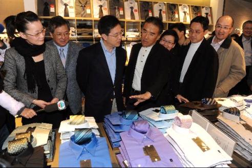 图示政制及內地事务局局长林瑞麟今日（一月一日）在大埔区一商场內的时装店选购恤衫及领带。
