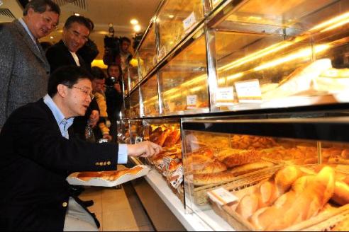 图示政制及內地事务局局长林瑞麟今日（一月一日）在大埔一商场选购麵包。