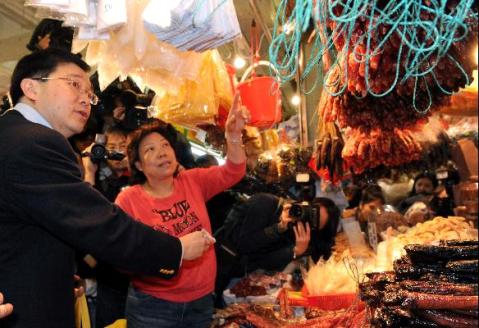 圖示政制及內地事務局局長林瑞麟今日（一月一日）在大埔墟街市一攤檔選購臘味。