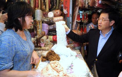圖示政制及內地事務局局長林瑞麟今日（一月一日）在大埔墟街市內選購冷頸巾。