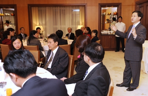 政制及內地事务局局长林瑞麟今日（十一月十七日）晚上设宴招待来自台湾的中国统一联盟「一国两制参访团」。图示林瑞麟在晚宴上致辞。