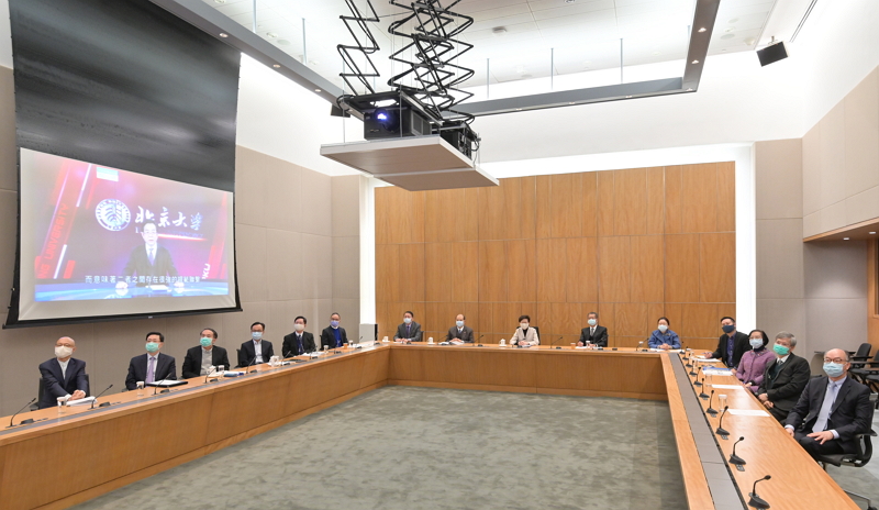The Chief Executive Mrs Carrie Lam and the Principal Officials at the Central Government Offices watched the live broadcast of the 2020 Constitution Day Seminar.