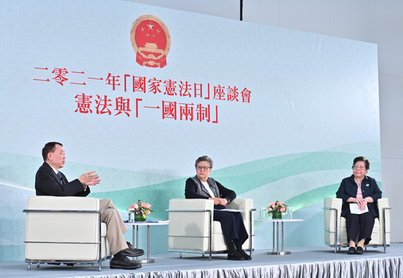 Mrs Rita Fan, Chairman of the Management Committee of the Endeavour Education Centre (centre), Prof Francis Lui Ting-ming, Adjunct Professor of Economics of the Hong Kong University of Science and Technology (left) and Prof Priscilla Lau Pui-king, Former HKSAR Deputy to the National People's Congress (right) are having the panel discussion.