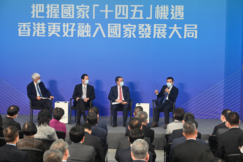 (From right) The Director of the Finance Research Institute of the People's Bank of China, Mr Zhou Chengjun; the Secretary for Financial Services and the Treasury, Mr Christopher Hui; the Convenor of the Non-official Members of the Executive Council, Mr Bernard Chan; and Member of the Executive Council, Mr Joseph Yam participate in a dialogue session at the talk on the National 14th Five-Year Plan. 